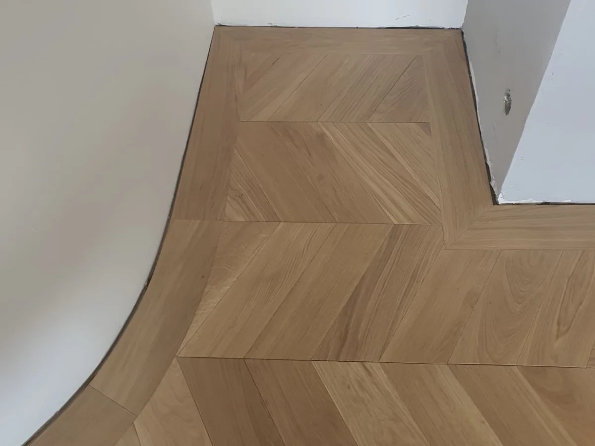 Detail dorezu drevených lamiel chevron pri stene