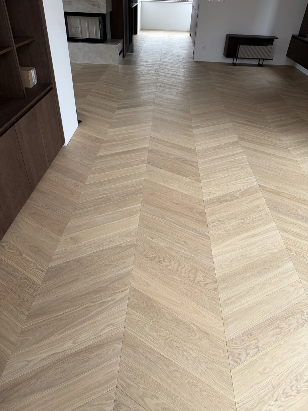 Chevron z dubových parkiet v otvorenom obytnom interiéri