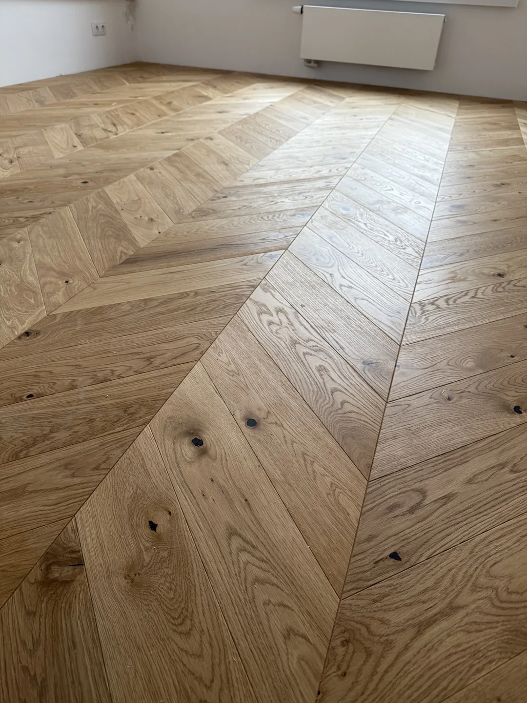 Dubové parkety chevron s výraznou kresbou a hrčami