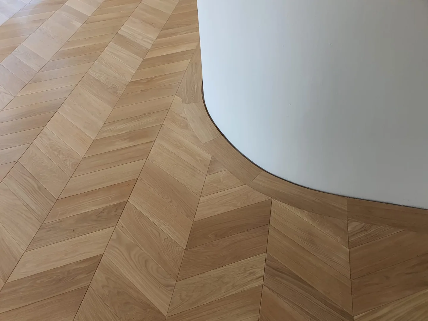 Oblúkové ukončenie chevron parkiet pri zaoblenej stene