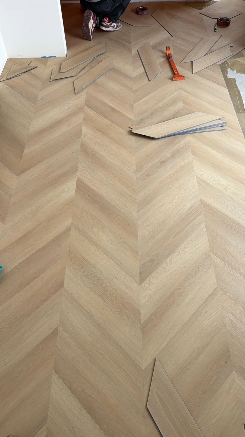 Rozpracovaná pokládka drevených parkiet chevron