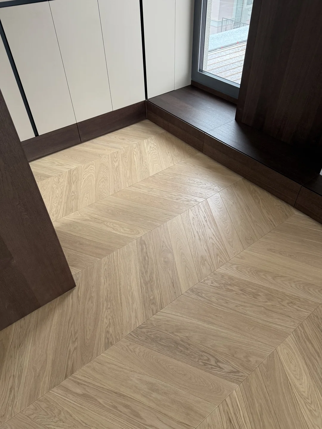 Svetlý chevron pri presklených dverách